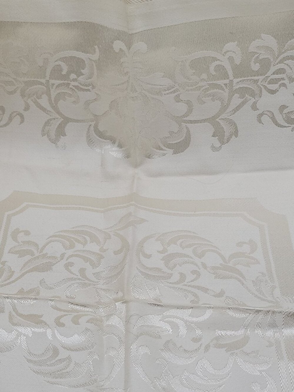 Jacquard, Cream Floral 20x20 (4) Table, Napkins, Classic Fabric Made in Japan